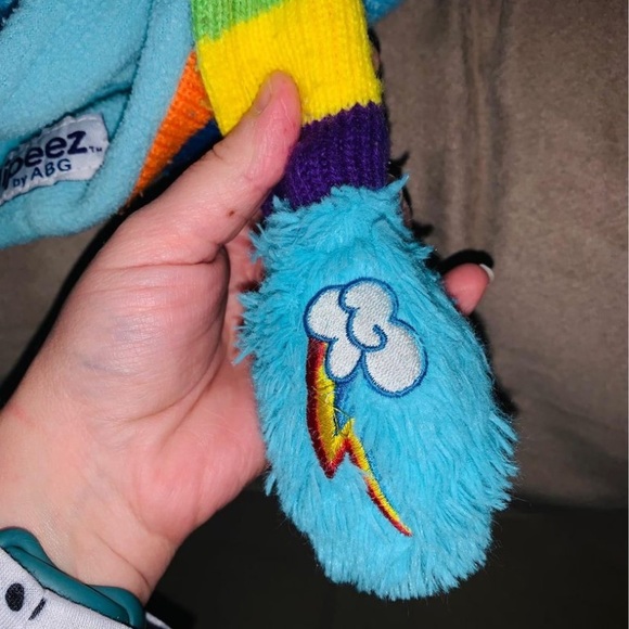 Rainbow dash Flipeez hat, wings go up and down! - Picture 3 of 3